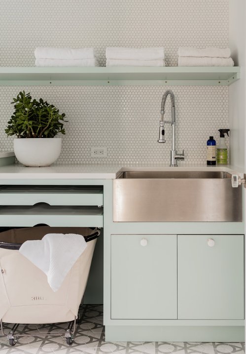 CaesarstoneUSA's tweet image. #kbtribechat A1) Although it’s not new to the scene, #pennytile is always a winner in our book. It’s classic, graphic and impactful! The simplicity and uniformity of pattern provides a timeless quality that works in just about any décor style.