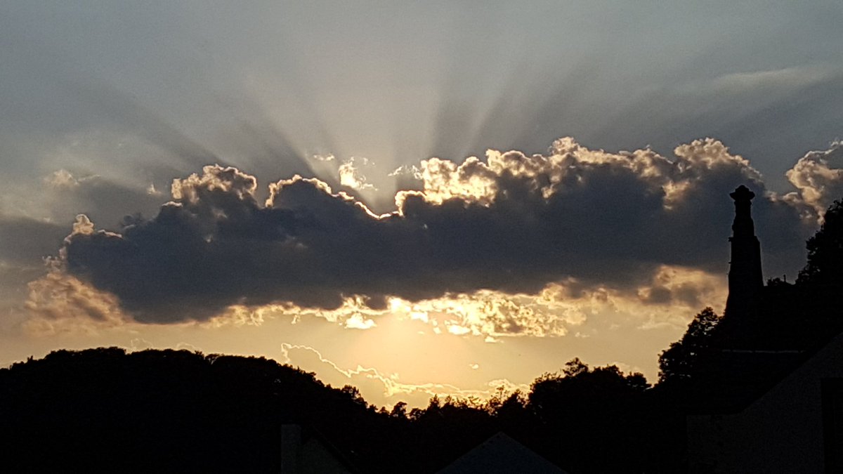 JolinaSharee's tweet image. #Zimmer mit #Aussicht

Wünsch euch nen schönen Abend!

#roomwithview
#clouds
#sunset