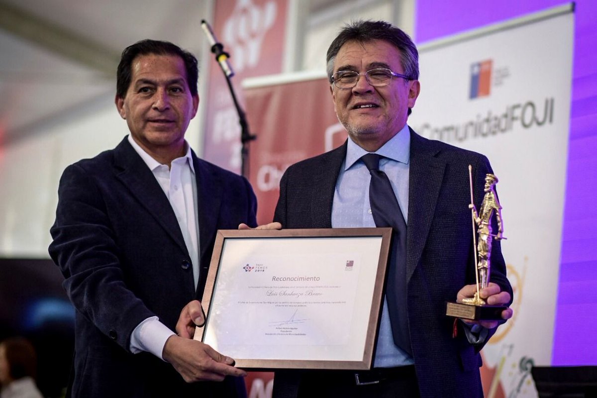 Don Luis Sanhueza, alcalde de San Miguel, recibe un reconocimiento por parte de la Asociación Chilena de Municipalidades por las buenas prácticas de su comuna en materia de Compras Públicas. #ExpoFEMER 2018 cc @Muni_San_Miguel <a href="/AChMChile/">ACHM Asociación Chilena de Municipalidades</a>