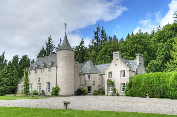 Did you know you can stay in the previous the home of Scottish legend Sir @Billy_Connolly when you #visitABDN? 😲 @candacraig in #RoyalDeeside is a pretty impressive baronial #mansion; surely it will get your friends talking when they see your #holiday photos? 🎥 #beautifulABDN