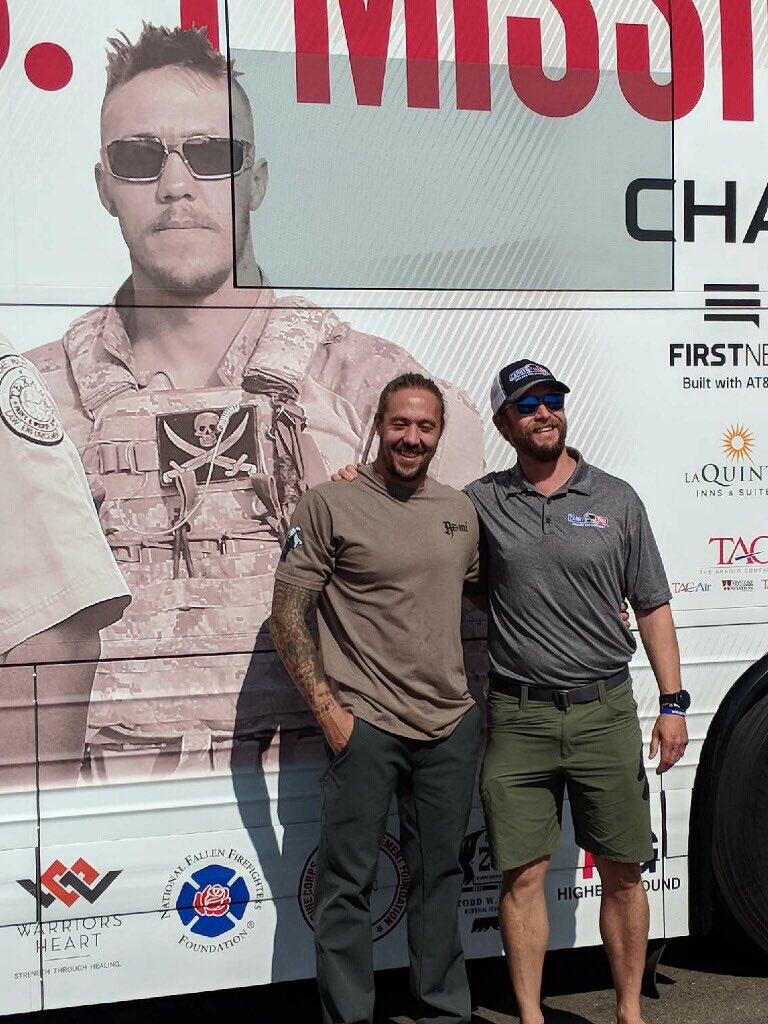 CarryTheLoad's tweet image. @Halffaceblades found himself on the side of our West Coast Relay Bus this morning in @SanDiegoCounty! Thank you for your years of service to this great country!! 💪🏼🇺🇸#SpecialOperator #NavySEAL #MemorialMay #CarryTheLoad