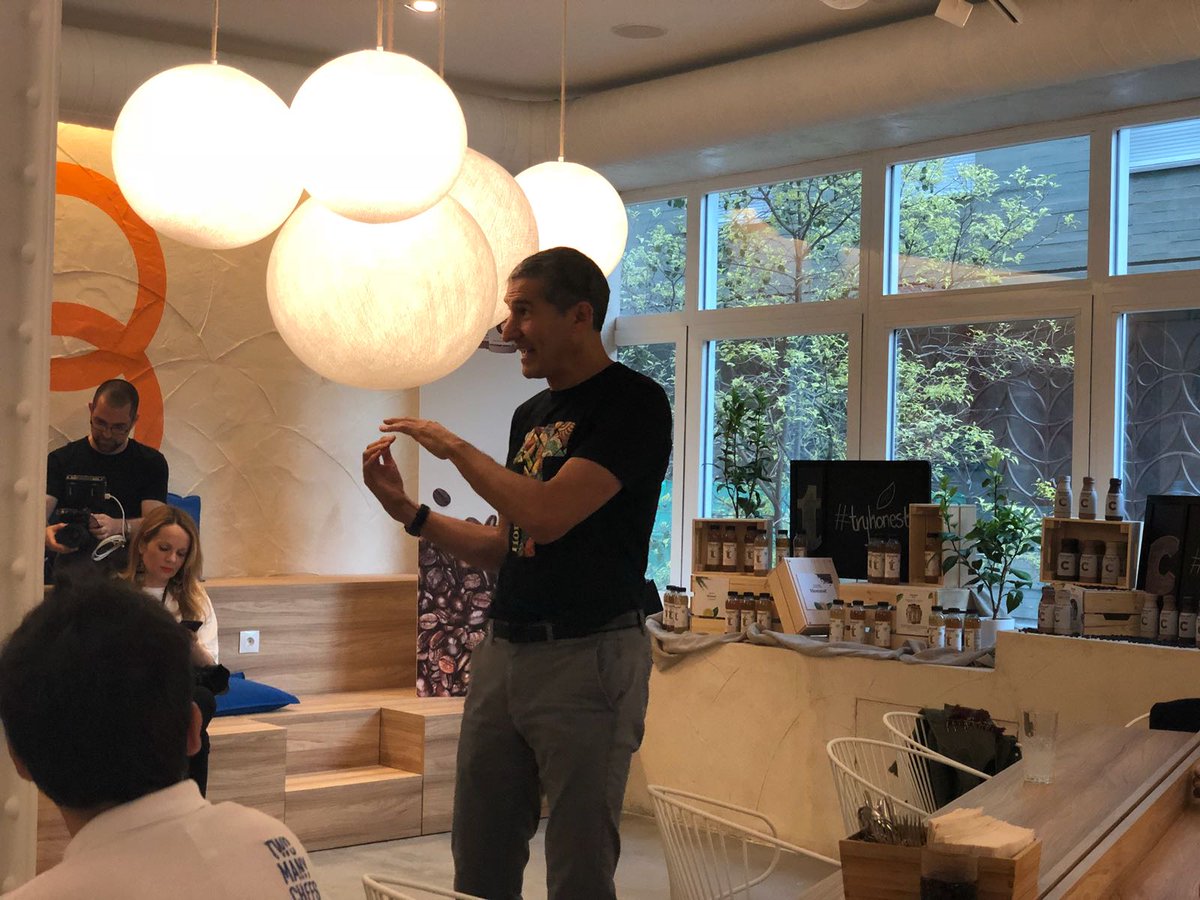 CocaColaCo_es's tweet photo. 🔴 Esta noche @HonestSeth, fundador de #Honest, se reúne en @EatBatavia con gastroemprendedores españoles de referencia, para cerrar por todo lo alto su visita a España. #TryHonest https://t.co/87KtJL2j9g