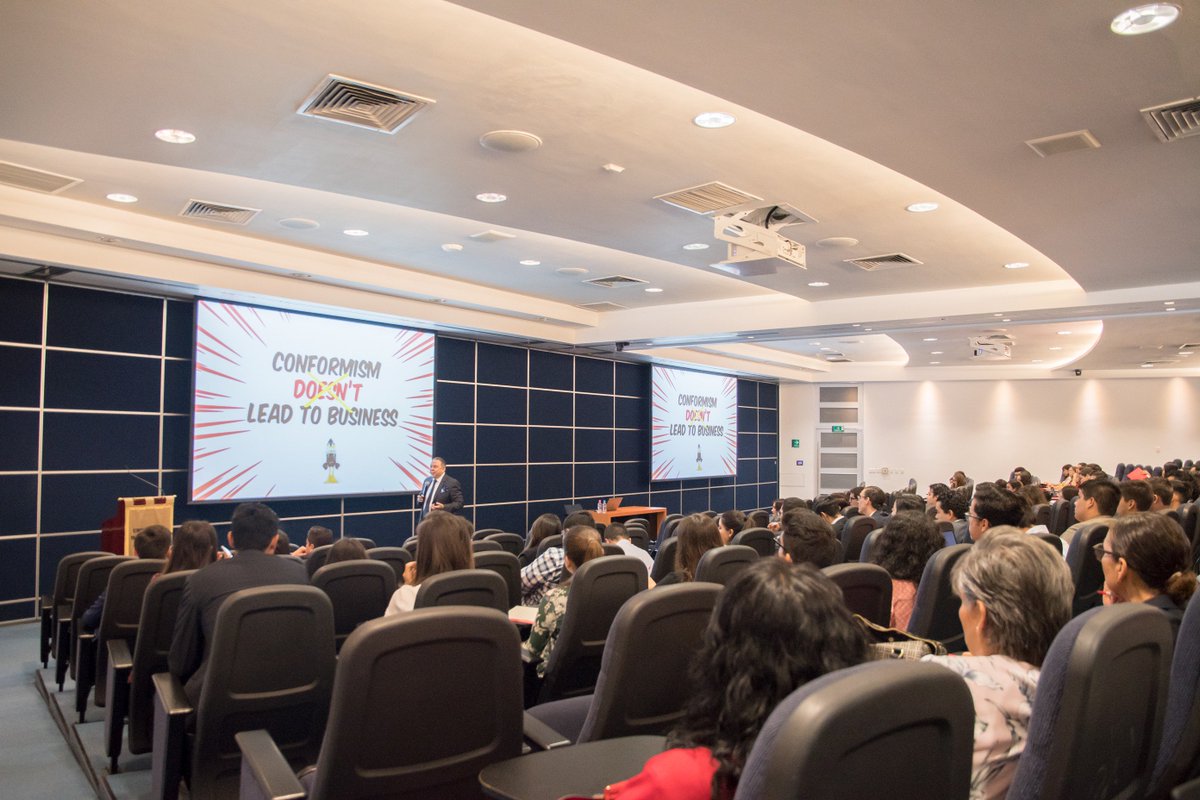 Vieraroger's tweet photo. Muchas gracias a los alumnos de la @UPGdl, por interesarse en mi historia y haberme invitado a compartir en el #congreso de Contaduría, el camino que he recorrido como #emprendedor y #empresario. https://t.co/A1On2KZL49