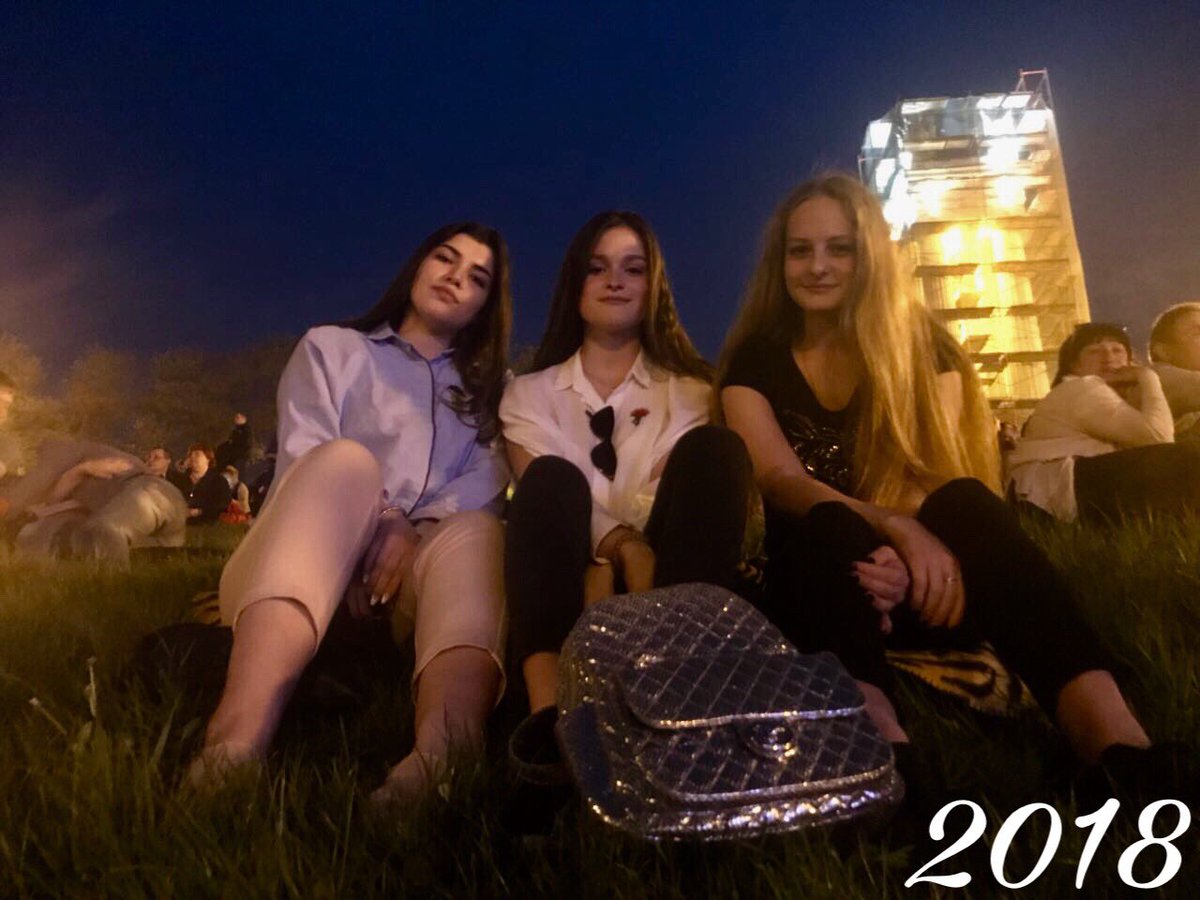 liza132513's tweet photo. Да, в этом году нам попался фотограф не айс, но не это главное 😒
Главное традиция продолжается #tdsoneloveonefamily 
В этом году нас всего 3 💪🏼
Верю в то,что настанет год когда мы все п��вторим фото прошлых лет ♥️ https://t.co/ssbh4P0WFu