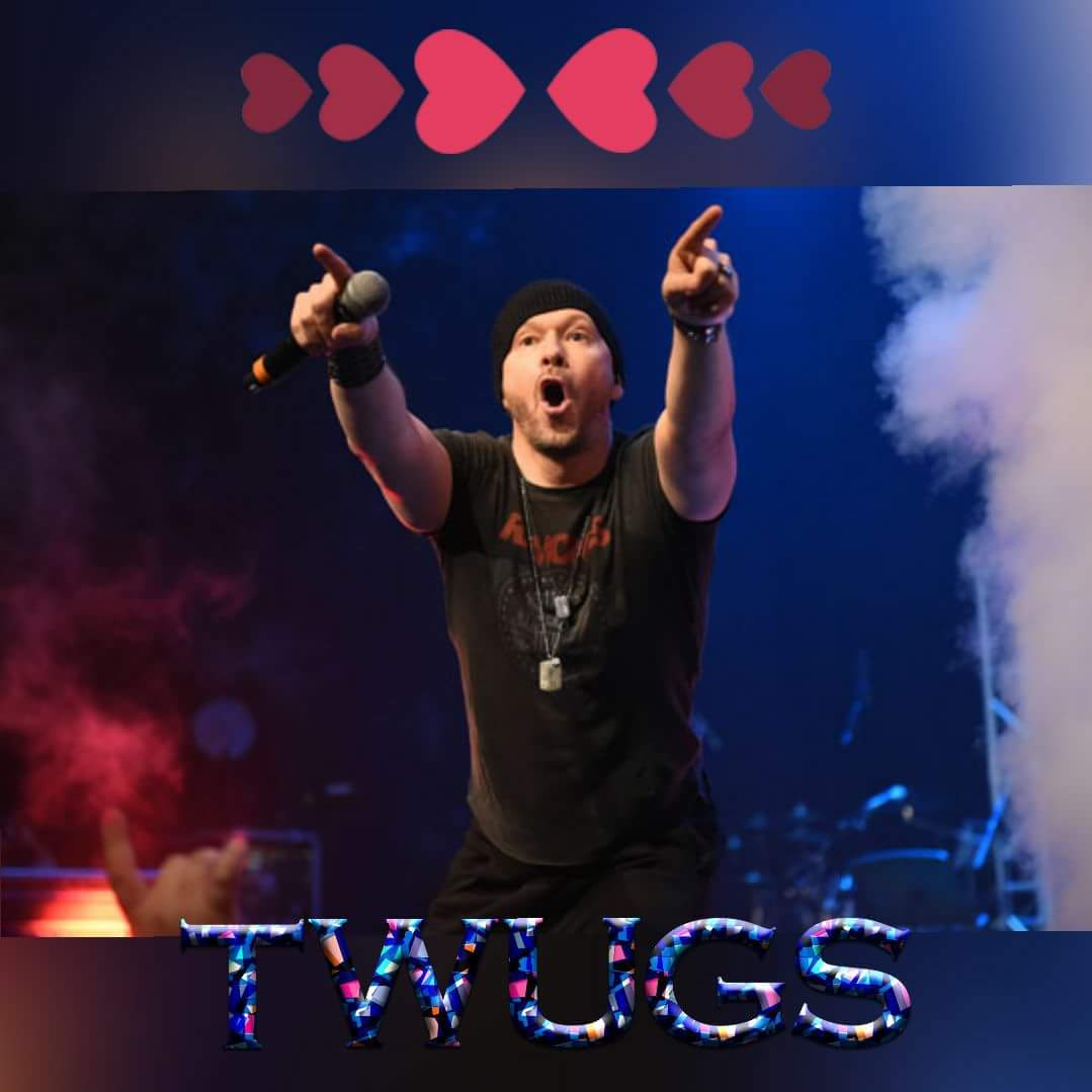 KenleySve's tweet photo. @DonnieWahlberg OMG, it it #Twug time? Can I have one?-pretty please Captain😊😘 #TWUG❤💙❤💙❤💙❤💙❤💙 https://t.co/StZDAe1PRg
