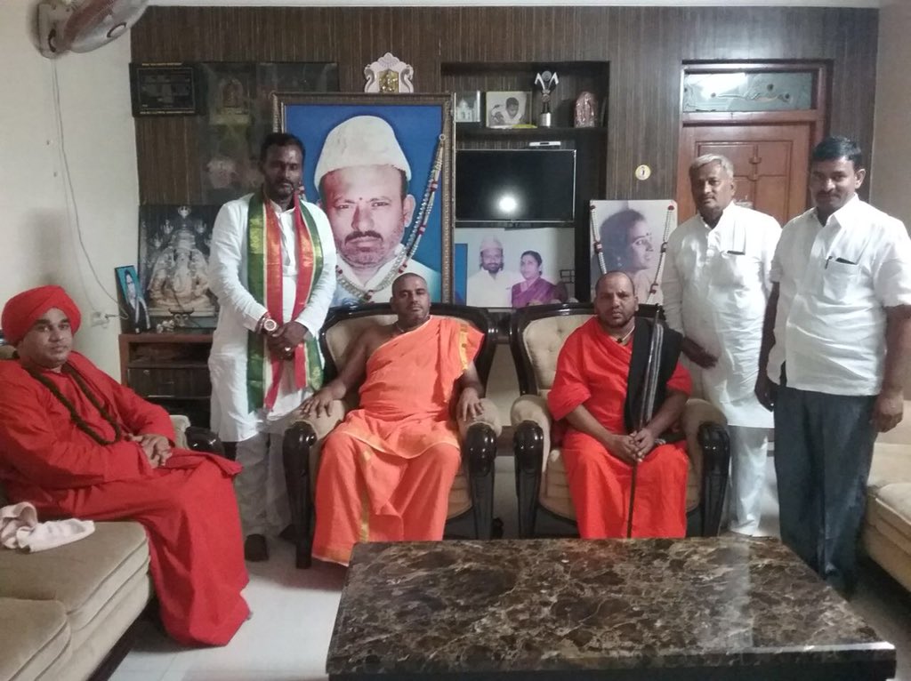 reachvsk's tweet photo. ನನ್ನ ಆಮಂತ್ರಣದ ಮೇರೆಗೆ ನಮ್ಮ ಸ್ವಗೃಹಕ್ಕೆ ಕಾಗಿನೆಲೆ ಕನಕ ಗುರುಪೀಠದ ಜಗದ್ಗುರು ಶ್ರೀ ನಿರಂಜನಾನಂದಪುರಿ ಸ್ವಾಮೀಜಿಗಳು,ಪಂಚಮಸಾಲಿ ಜಗದ್ಗುರುಗಳಾದ ಶ್ರೀ ಬಸವಜಯಮೃತ್ಯುಂಜಯ ಸ್ವಾಮೀಜಿಗಳು,ಹೊಸದುರ್ಗ ಶಾಖಾ ಮಠದ ಶ್ರೀ ಈಶ್ವರಾನಂದಪುರಿ ಸ್ವಾಮೀಜಿಗಳು ವಿಧಾನಸಭೆ ಚುನಾವಣೆಯಲ್ಲಿ ಗೆಲುವಿನ ಪತಾಕೆ ಹಾರಿಸುವೆ ಎಂದು ಹಾರೈಸಿ ಬಂಡಾರವನ್ನು ಹಚ್ಚಿದರು https://t.co/AMwr36SNe3