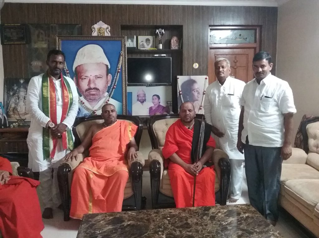 reachvsk's tweet photo. ನನ್ನ ಆಮಂತ್ರಣದ ಮೇರೆಗೆ ನಮ್ಮ ಸ್ವಗೃಹಕ್ಕೆ ಕಾಗಿನೆಲೆ ಕನಕ ಗುರುಪೀಠದ ಜಗದ್ಗುರು ಶ್ರೀ ನಿರಂಜನಾನಂದಪುರಿ ಸ್ವಾಮೀಜಿಗಳು,ಪಂಚಮಸಾಲಿ ಜಗದ್ಗುರುಗಳಾದ ಶ್ರೀ ಬಸವಜಯಮೃತ್ಯುಂಜಯ ಸ್ವಾಮೀಜಿಗಳು,ಹೊಸದುರ್ಗ ಶಾಖಾ ಮಠದ ಶ್ರೀ ಈಶ್ವರಾನಂದಪುರಿ ಸ್ವಾಮೀಜಿಗಳು ವಿಧಾನಸಭೆ ಚುನಾವಣೆಯಲ್ಲಿ ಗೆಲುವಿನ ಪತಾಕೆ ಹಾರಿಸುವೆ ಎಂದು ಹಾರೈಸಿ ಬಂಡಾರವನ್ನು ಹಚ್ಚಿದರು https://t.co/AMwr36SNe3