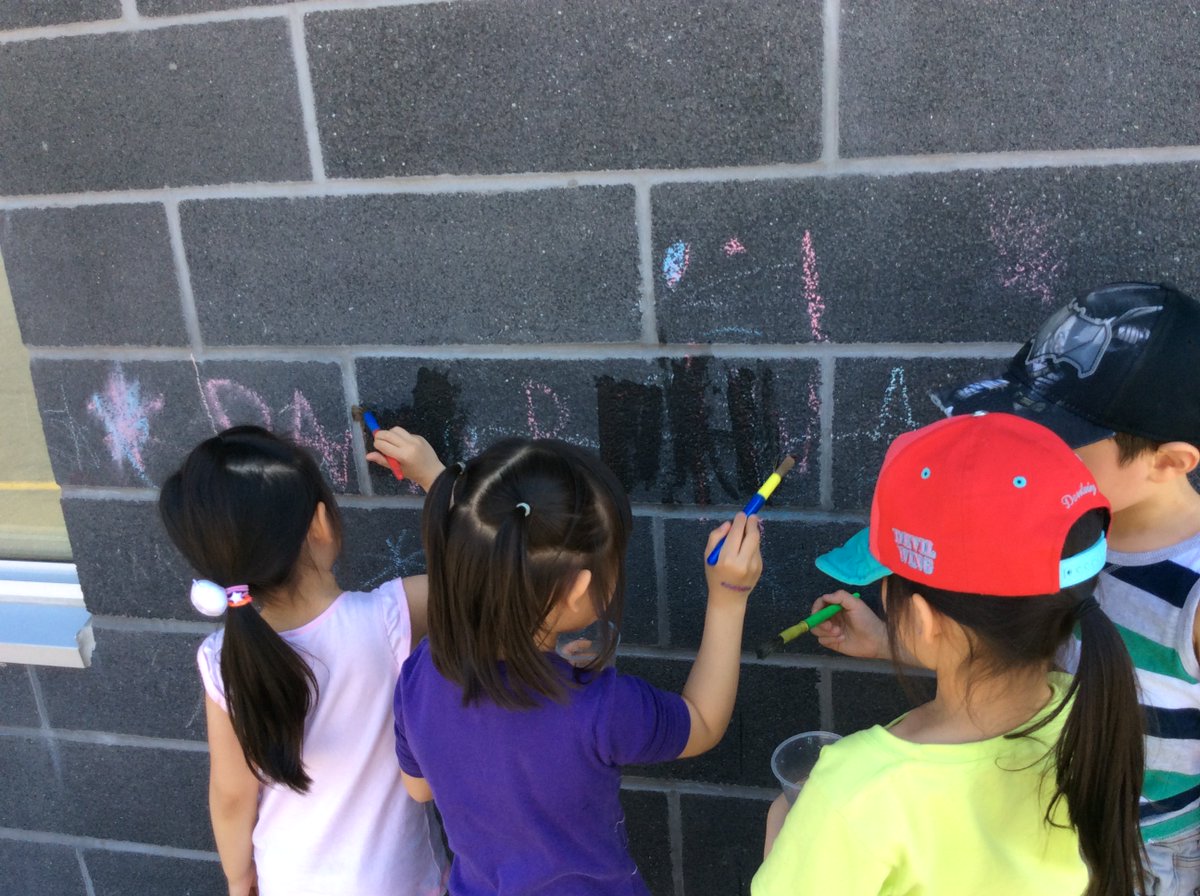 KinderR134's tweet photo. On a sunny day, we like to paint outside with water! @BeckettFarmPS https://t.co/vl8enV3ZEU