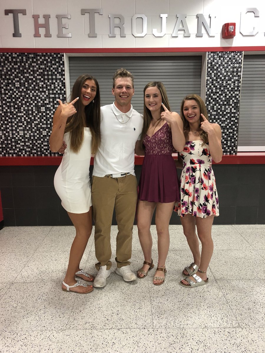 Dylan_wadley's tweet image. Man I'm gonna miss Friday nights with these girls😢 #3fam forever ❤️ love yall