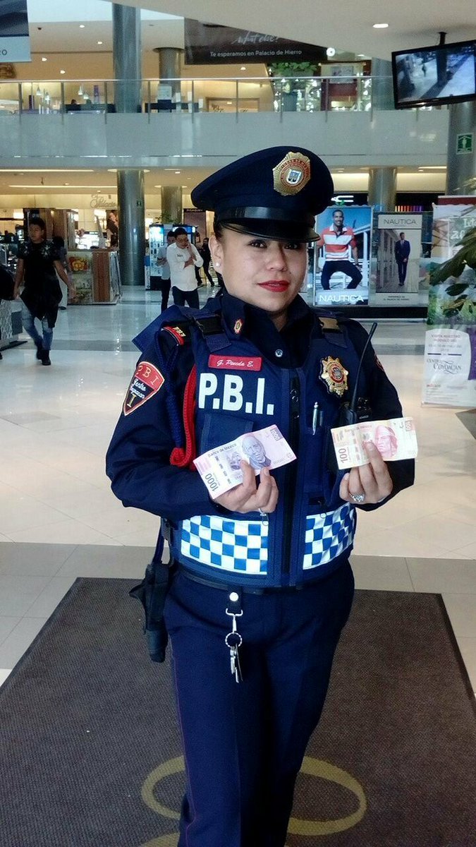 codigo75's tweet photo. Policía de la PBI. Se encuentra dinero en efectivo y lo entrega a la administración del centro comercial  Plaza Coyoacán .
Un ejemplo más que si existe gente buena y un orgullo para sus compañeros.  Saludos oficial Gaby. https://t.co/W7uR1gZEps