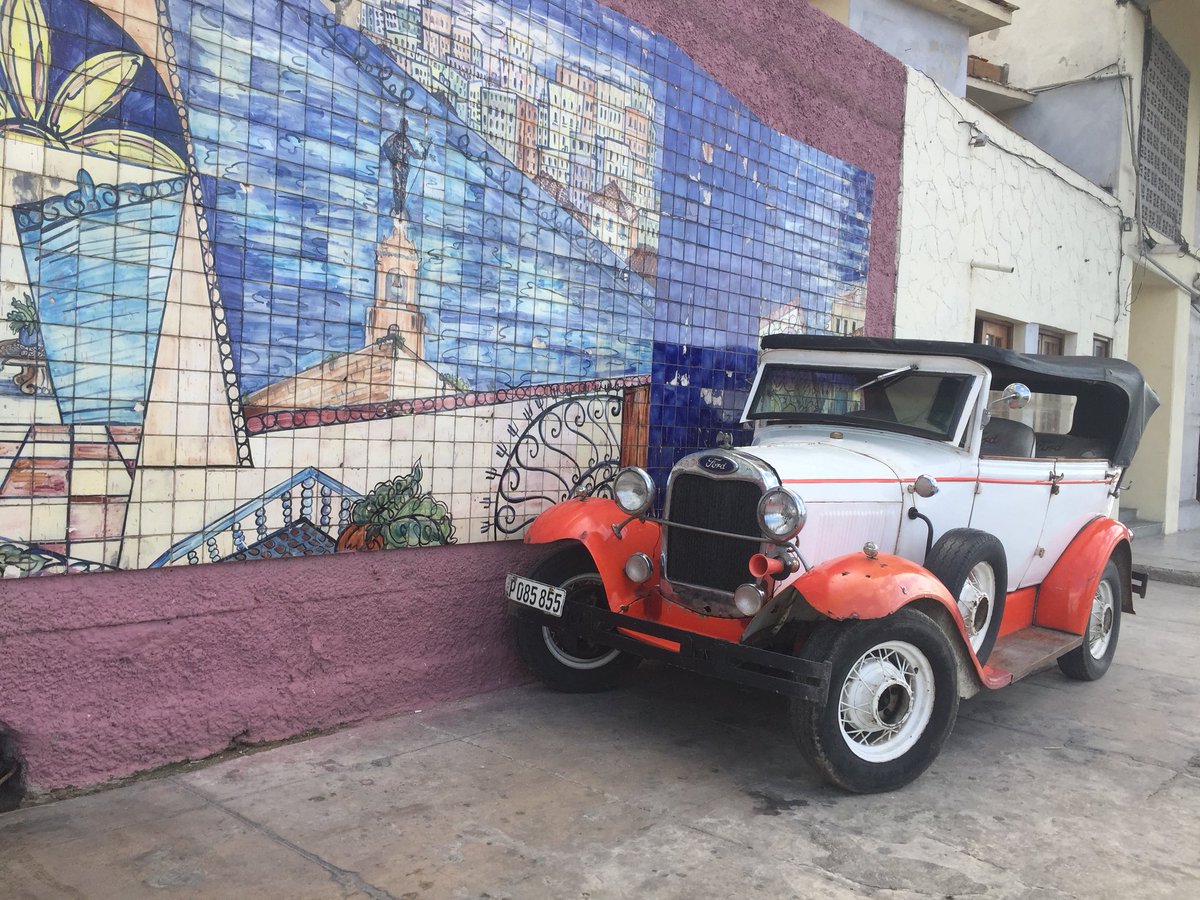 WoofCuba's tweet photo. Two pieces and the location makes that an important historical spot for visit daytime or nighttime. Right in front is the most amazing view of the Malecón Habanero. #oldcars #WoofCuba #vintagecars #malecon #cuba #tours #gaytravel https://t.co/B3WTt0UYXK