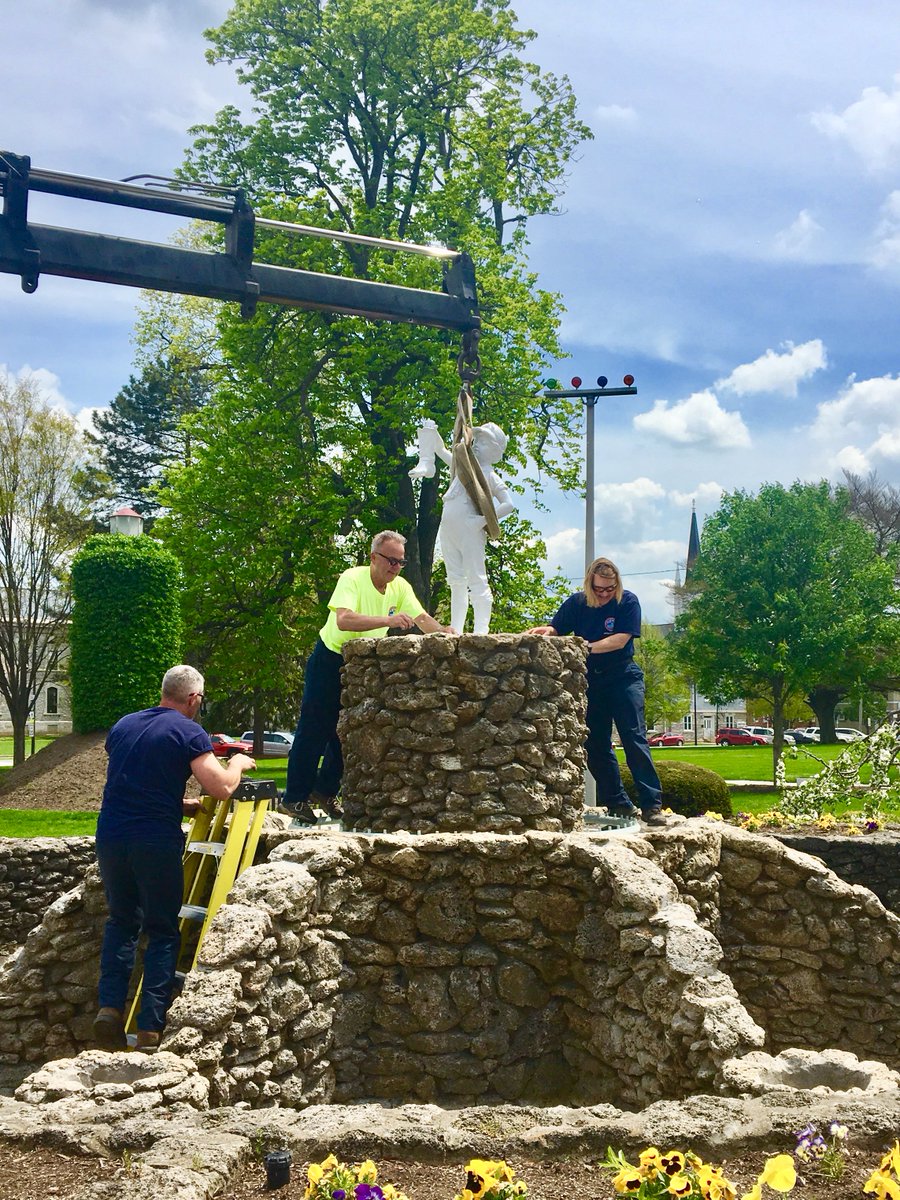 cityofsandusky's tweet photo. The Boy got the boot this winter, but look who's back! @BoyWithTheBoot #MegansWorld https://t.co/4Hv4VdSayM
