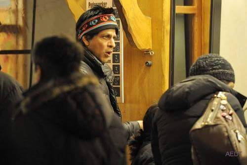 SRKBDCFC's tweet photo. #SRKThrowback: Shah Rukh Khan enjoying Christmas holidays during DON 2 shoot in Berlin.

#ShahRukhKhan #Don2 @iamsrk https://t.co/8NSKNk8j7E