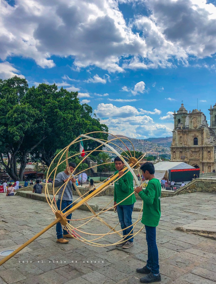 Preparando la Marmota para una Calenda \ #guelaguetza2018 

#calenda #boy #guy #cultura #arte #iglesia #marmota #lasoledad #baile #calenda #church #oaxaca #nubes #iclouds #atardecer #sunday #cielo #heaven #bajoelcielodeoaxaca #cosabuenaseroaxaqueño #oaxaqueño #tradiciones #fiesta