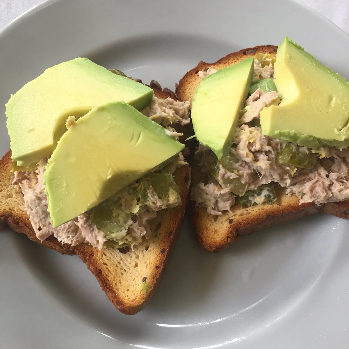 AmberJayEnergy's tweet photo. Do you enjoy your clean eats? I love this afternoon delight! Tuna fish with picked, mayo and deli mustard on gluten free bread topped with avocado! 🐟🥒🥑🍞#tuna #glutenfree #paleo #avacado
 #lunch  #myplate #mybowl #nourish #hungry #foodie #Foodporn #healthy #healthyliving https://t.co/zrNc8Pl611