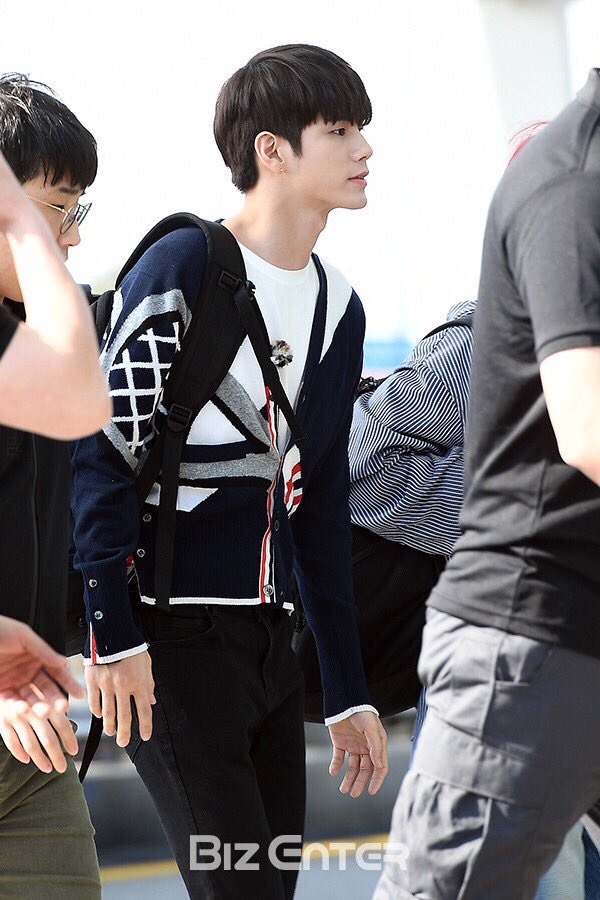 ONGHOUSE's tweet photo. 180510 ภาพคุณองและพี่ซองอุนที่สนามบินอินชอนวันนี้ เพื่อเดินทางไปถ่ายทำรายการ Law of the Jungle ค่ะ 
เดินทางดีๆนะคะ คุณพ่อน้องอุ๋ง กลับมาอย่างปลอดภัยตามที่คุณบอกนะคะ 🙏🏻☺️#OngSeongwu #옹성우  #WannaOne  #워너원 https://t.co/lwrxPMe8lt