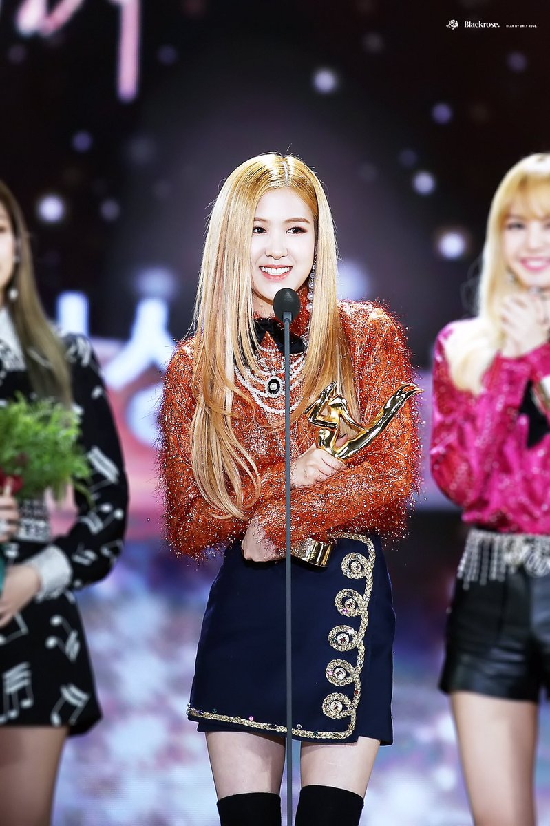 roses_are_rosi's tweet photo. 31st Golden Disc Awards ✨
#BLACKPINK 가 #GDA2017 로 신인상 을 받았어요! 🏆 앞으로 항상 저희를 응원해 주세요! 🤗💕 우리는 더 열심히 일할 거에요! 정말 감사합니다~! 💞 https://t.co/LuZMysK6RX