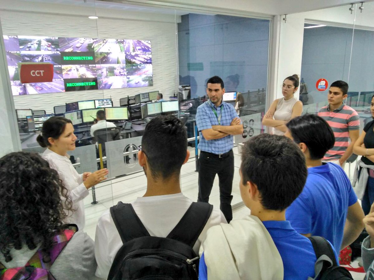 movilidad_med's tweet photo. Hoy nos visitaron estudiantes de Ingeniería Civil de la @UNColombia de la asignatura ingeniería de tránsito, y conocieron nuestro Centro de Control. https://t.co/pN7W9p6SBp