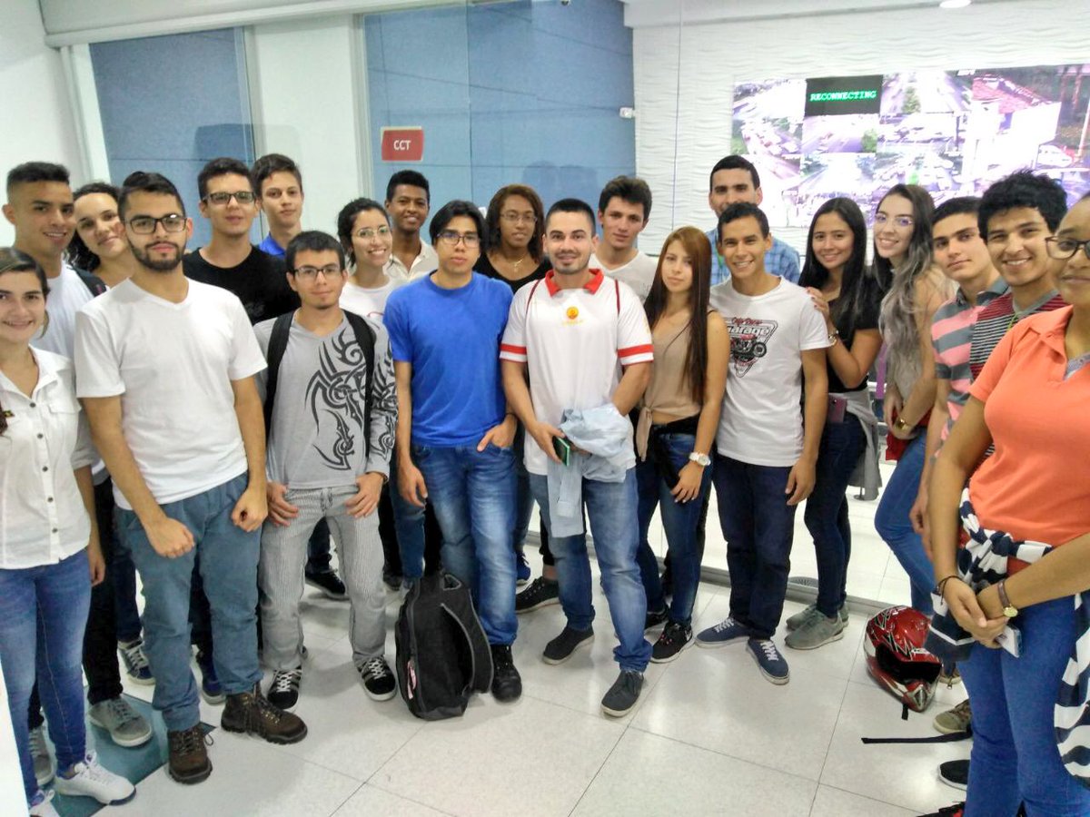 movilidad_med's tweet photo. Hoy nos visitaron estudiantes de Ingeniería Civil de la @UNColombia de la asignatura ingeniería de tránsito, y conocieron nuestro Centro de Control. https://t.co/pN7W9p6SBp