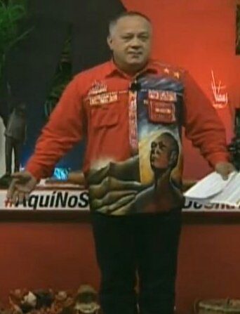 jesusmedinae's tweet photo. Y este par de falsos ahora con esas camisas de payasos ¿quieren implementar una moda? ¿Quién imita a quién? @NicolasMaduro y @dcabellor https://t.co/M71Bs9QlJc