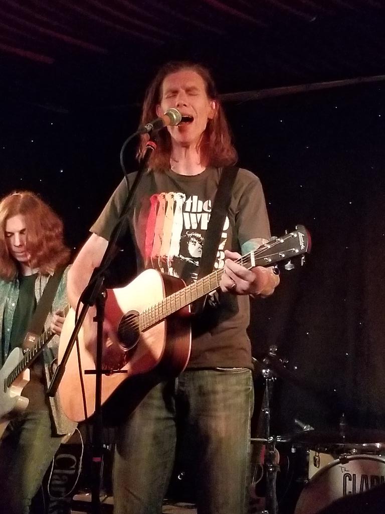 tanneyass's tweet photo. #TEAMCLARKS...CD PARTY
#AWESOMENEWTUNES https://t.co/pNl2doDV0r