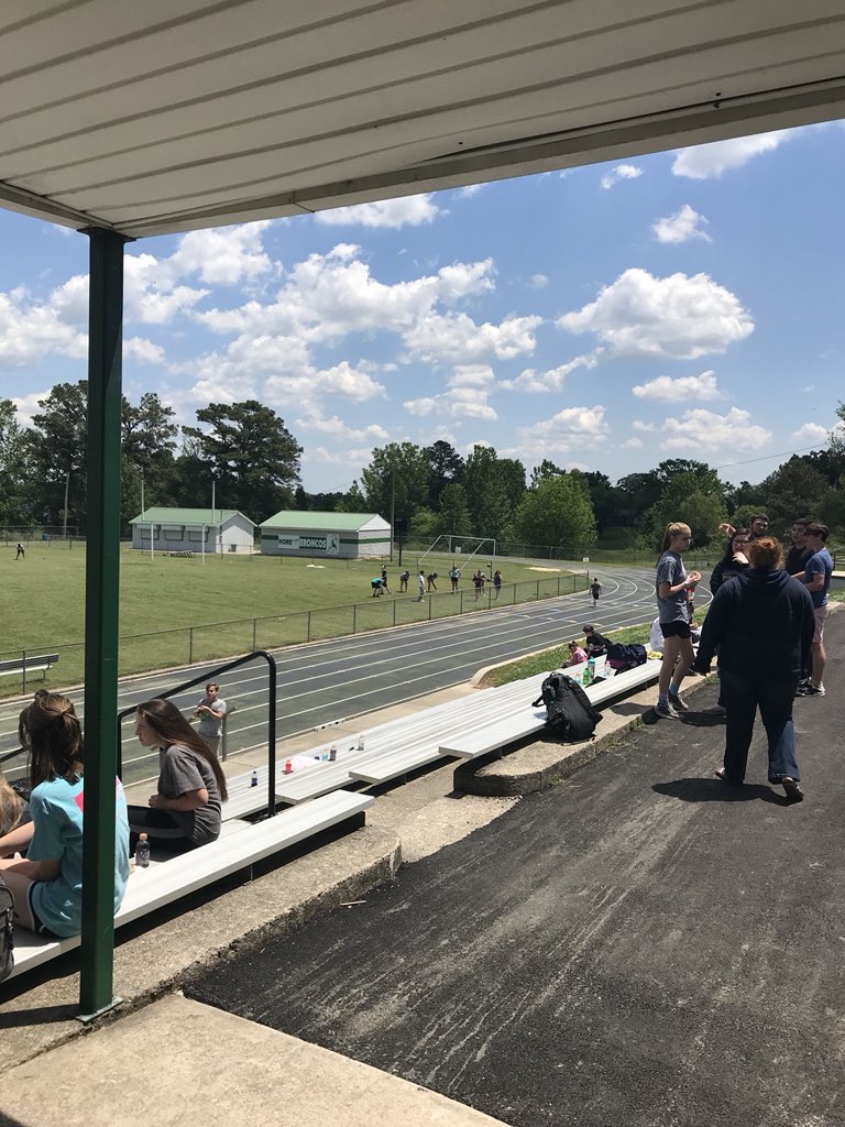 HollyPondHigh's tweet image. Thank you @andrewhept for bringing the grill and cooking for our kids &amp;amp; staff!  @templecullman  #teacherappreciation #testingisover