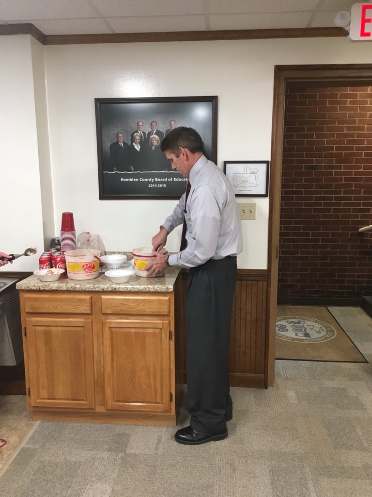 chrisgreene_33's tweet photo. Celebrating the efforts of our Learning Leaders with a treat! @teresabateayers @BuddySmith13 https://t.co/p6HvU7Xovg