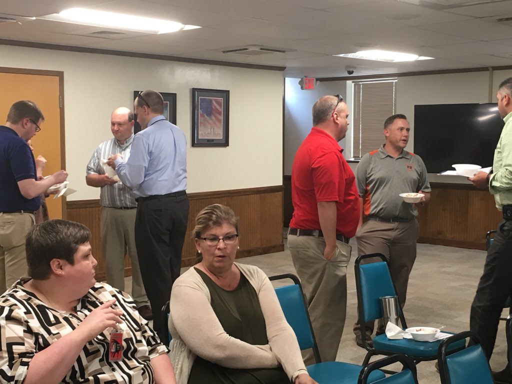 chrisgreene_33's tweet photo. Celebrating the efforts of our Learning Leaders with a treat! @teresabateayers @BuddySmith13 https://t.co/p6HvU7Xovg