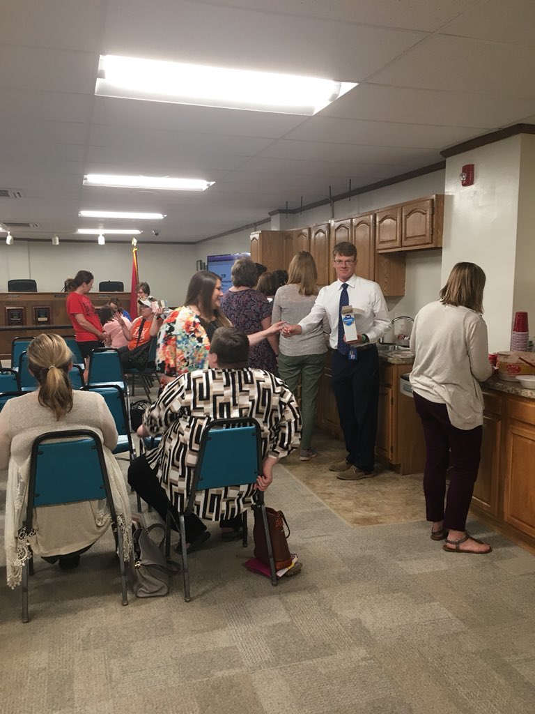 chrisgreene_33's tweet photo. Celebrating the efforts of our Learning Leaders with a treat! @teresabateayers @BuddySmith13 https://t.co/p6HvU7Xovg