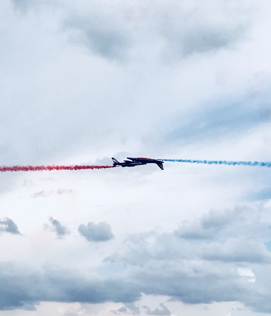 AgenceOzelys's tweet photo. La @PAFofficiel de l’@Armee_de_lair a encore fait rêver petits et grands, notamment avec ces croisements faits #avecpanache ! #passion #enjoy #life #smokeon #dream #France 🔵⚪️🔴 https://t.co/nuWDUmPz2v