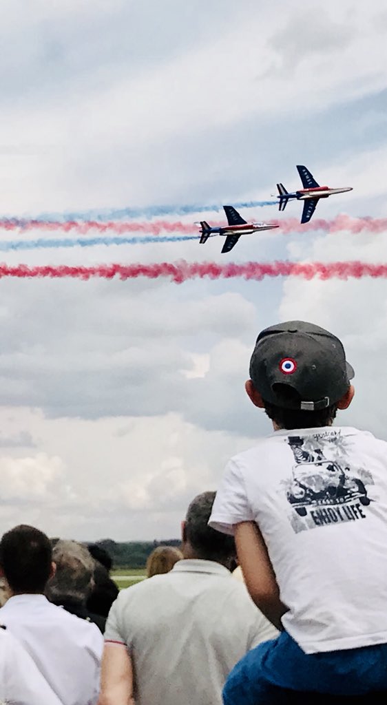 AgenceOzelys's tweet photo. La @PAFofficiel de l’@Armee_de_lair a encore fait rêver petits et grands, notamment avec ces croisements faits #avecpanache ! #passion #enjoy #life #smokeon #dream #France 🔵⚪️🔴 https://t.co/nuWDUmPz2v