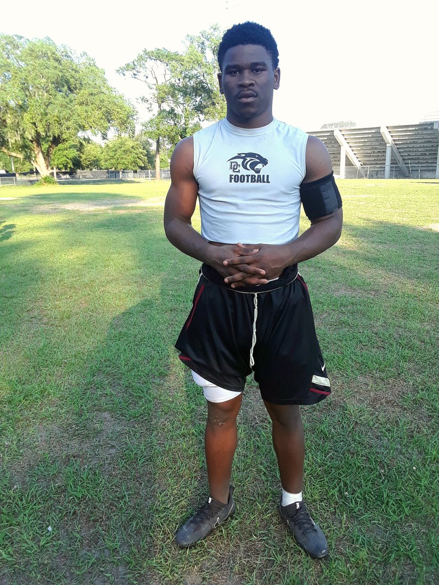 dreamkingfilmz's tweet photo. Javon "Biscuit" Bonsell 2019
OLB 5'11 190 2.8GPA 1030 SAT
- 2017 11 sacks 42 solo tackles
- https://t.co/tnpputc54n
- #SaturdayPlayer https://t.co/SQxd5qccqb