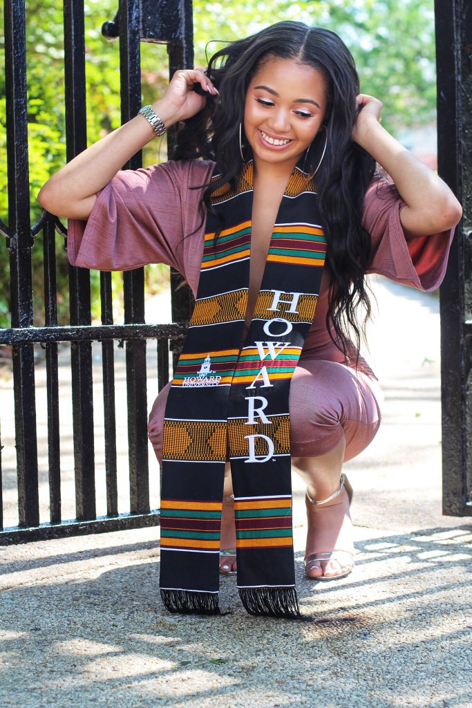 keepitkayy_'s tweet photo. A Howard Woman #2days #HU18 #HowardUniversity #BlackGirlsGraduate #RunMeMyDegree 🎓❤️💙 https://t.co/Iytj0Aseki