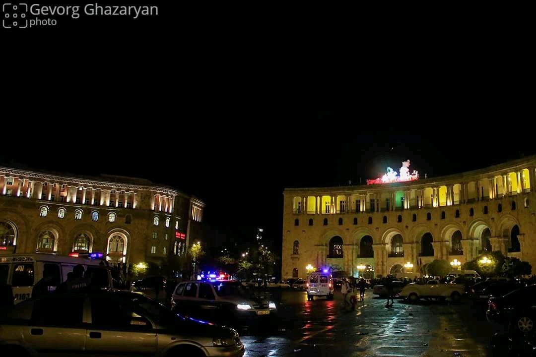 Ultramaniatics_'s tweet photo. First Armenian Front Ultras Yerevan performance on the roof of Ministry of foreign affairs of Armenia.
#RevolutionCompleted 
08/05 https://t.co/zVl6OaJBqH