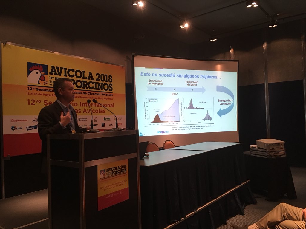 catedraavicola's tweet photo. #MSD - Lanzamiento de INNOVAX®-ND-IBD. El Dr. Fernando Vargas explica los alcances de la primera vacuna viva fabricada con biotecnología que protege contra la enfermedad de Newcastle (ND), la bursitis infecciosa (IBD) y la enfermedad de Marek (MD). https://t.co/ol5VGa0Kvl