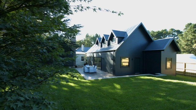 ColorbondExpert's tweet photo. This footage is cinematic to the max. Maybe even a little too much. But the roofing looks mighty fine. #MitchellWearnHomes #COLORBONDsteel #roofing #rocknbobmedia https://t.co/7Dt4alAlr1 #IworkforBlueScope https://t.co/QJoJoDzfWC