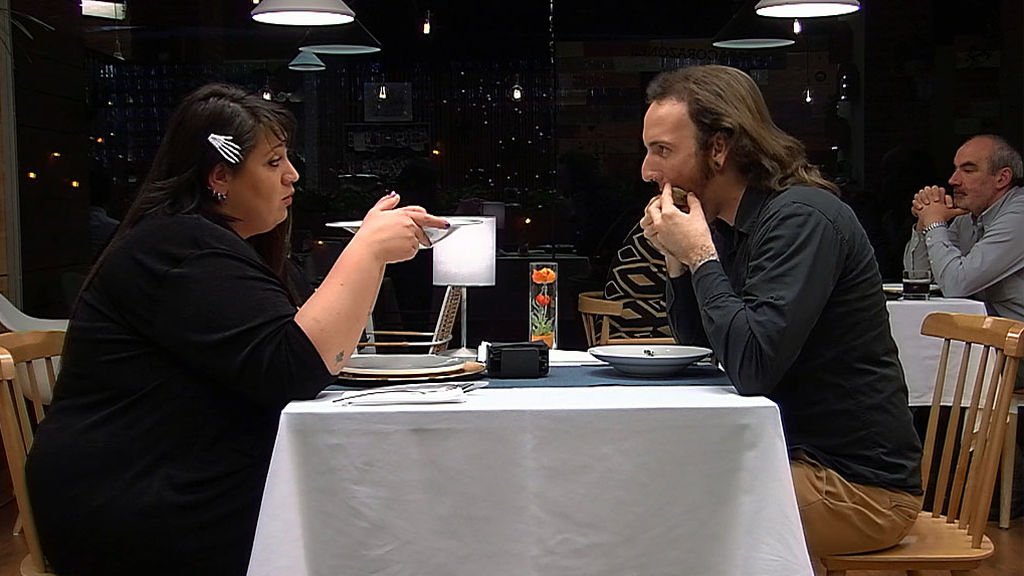 cuatro's tweet photo. ¡Alto voltaje! Rubén no se resiste a chupar la almeja de Silvia #FirstDates635 https://t.co/zzAH9k9NLk https://t.co/WUgG0fGD4B