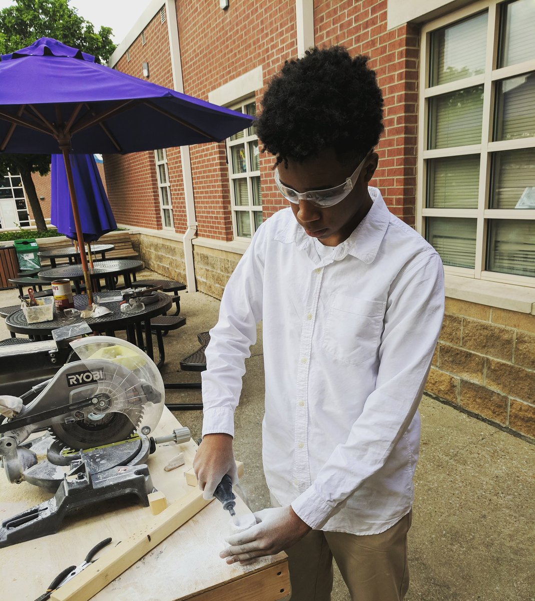 Studio4DatFRHS's tweet photo. @theartofed keeping student engagement high with #stonecarving @fatherryan @dremel #3dartclass #nashvillesculpture https://t.co/Ab0oGEClR1