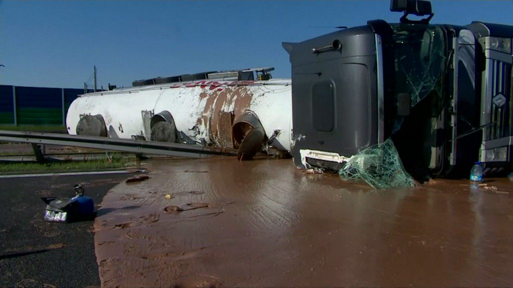 KGWNews's tweet photo. A sticky mess: liquid chocolate spills onto Polish highway https://t.co/yxjbSpPX06 https://t.co/20SQBhDjm1