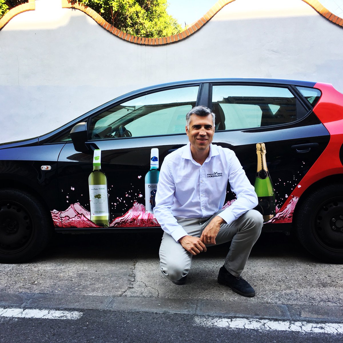 Fernandoenologo's tweet photo. Estrenamos coche corporativo de nuestros distribuidores @JonhyWine tuneado de @ladrondelunas https://t.co/RLOfW2nSZa