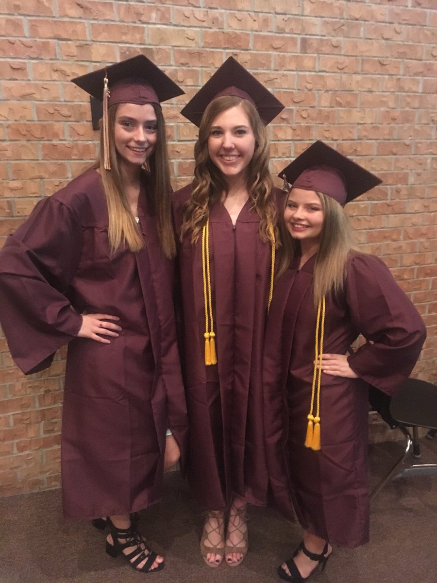 laurenkucera's tweet photo. Honors Night 🎓❤️ https://t.co/oAHSnE4vbf