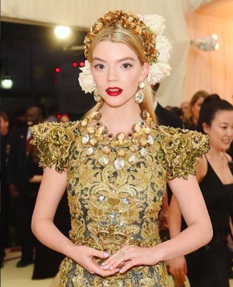 HEAVENLY AF✨<a href="/anyataylorjoy/">Anya Taylor Joy</a> does #MetGala2018 color by @nicoletreschcolor