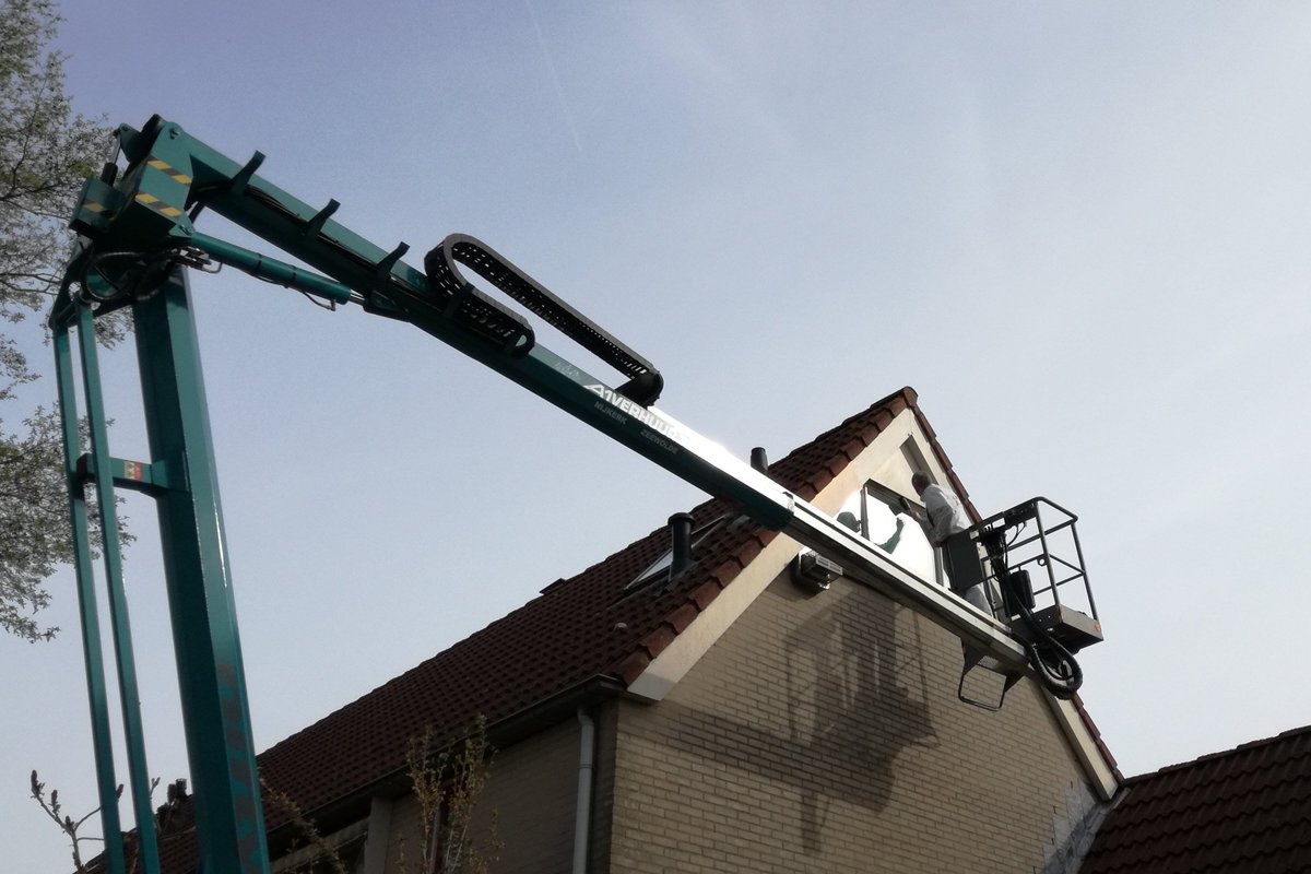 Na het binnen schilderen van de winter weer naar buiten. Fijn om alles weer goed in de lak te zetten. Mooie hoogwerker dit keer van A1 verhuur. Zie ook op efred.nl/werkzaamheden