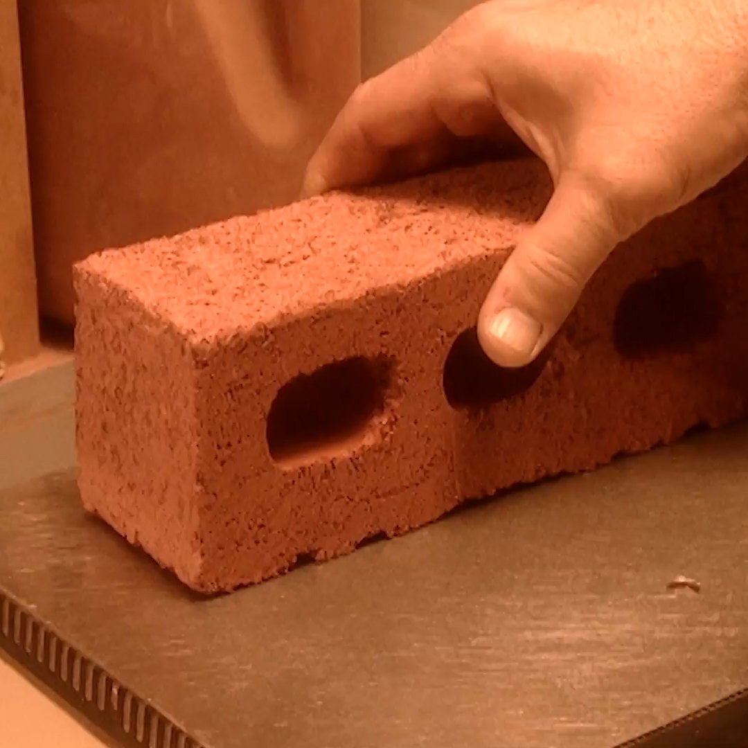 Из чего делают кирпич. Облицовочная кирпичная кладка. Кирпичи из глины и соломы саман. Кладка кирпича своими руками. Глина для кирпича.