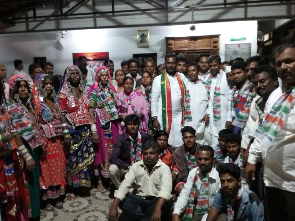 reachvsk's tweet photo. ಇಂದು ಹಿರಿಯರು ಯುವಕರು, ತಾಂಡದ ಮಾತೆಯರು ಕಾಂಗ್ರೆಸ್ ಪಕ್ಷವನ್ನು ಸೇರಿ ಇನ್ನೆರಡು ದಿನಗಳಲ್ಲಿ ಬರಲಿರುವ ಚುನಾವಣೆಯಲ್ಲಿ ಕಾಂಗ್ರೆಸ್ ಪಕ್ಷಕ್ಕೆ ಮತ ನೀಡಿ ನನ್ನನ್ನು ಗೆಲ್ಲಿಸುವ ಇಂಗಿತ ವ್ಯಕ್ತಪಡಿಸಿದರು. https://t.co/FNobWwoP0y