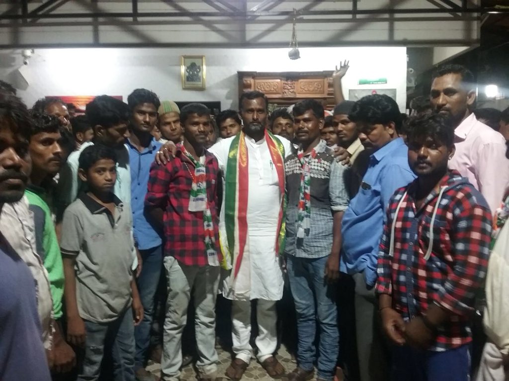 reachvsk's tweet photo. ಇಂದು ಹಿರಿಯರು ಯುವಕರು, ತಾಂಡದ ಮಾತೆಯರು ಕಾಂಗ್ರೆಸ್ ಪಕ್ಷವನ್ನು ಸೇರಿ ಇನ್ನೆರಡು ದಿನಗಳಲ್ಲಿ ಬರಲಿರುವ ಚುನಾವಣೆಯಲ್ಲಿ ಕಾಂಗ್ರೆಸ್ ಪಕ್ಷಕ್ಕೆ ಮತ ನೀಡಿ ನನ್ನನ್ನು ಗೆಲ್ಲಿಸುವ ಇಂಗಿತ ವ್ಯಕ್ತಪಡಿಸಿದರು. https://t.co/FNobWwoP0y
