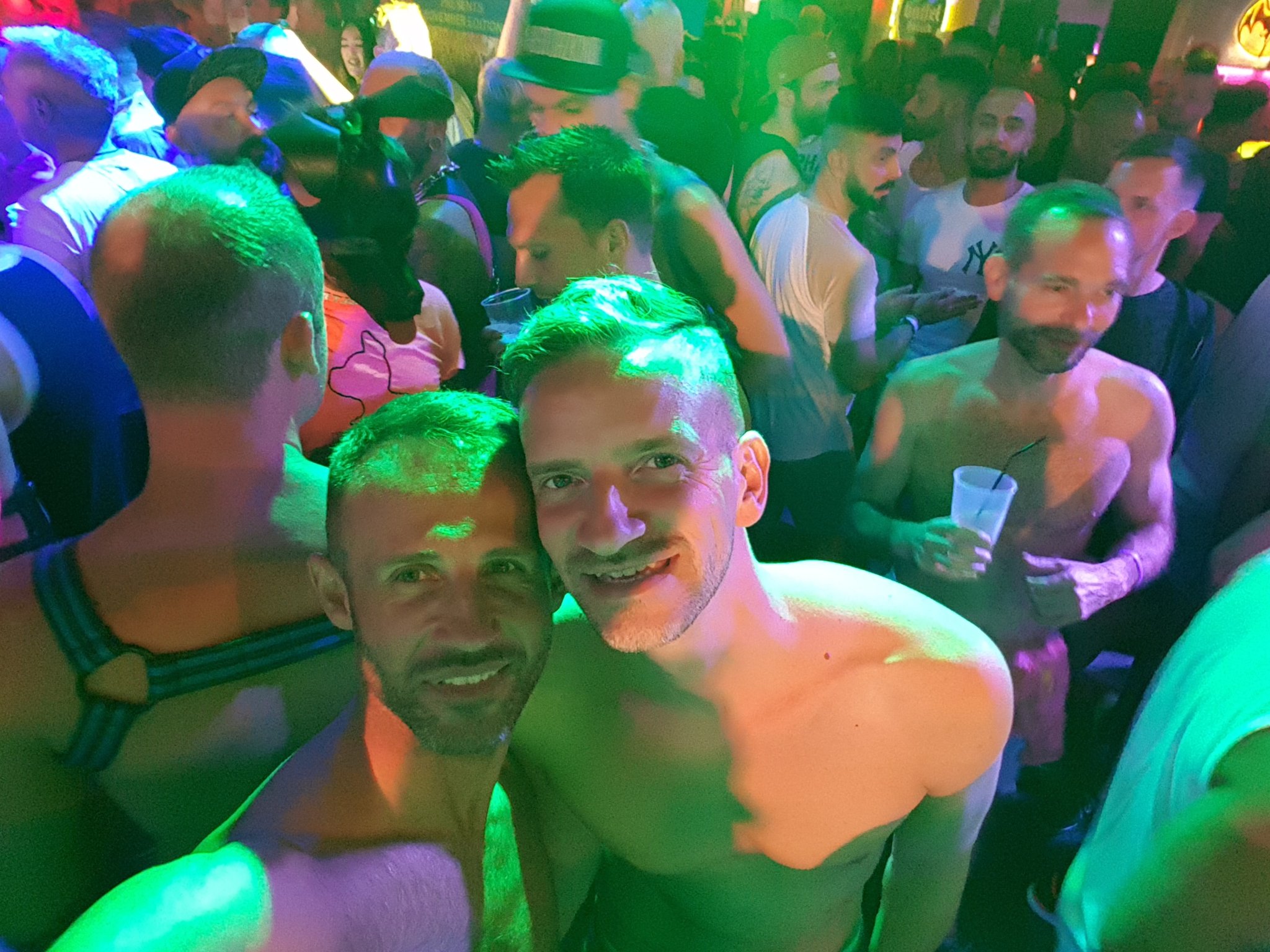 3 pic. Pink night in @YumboCentrum https://t.co/wrM2hAZzgc