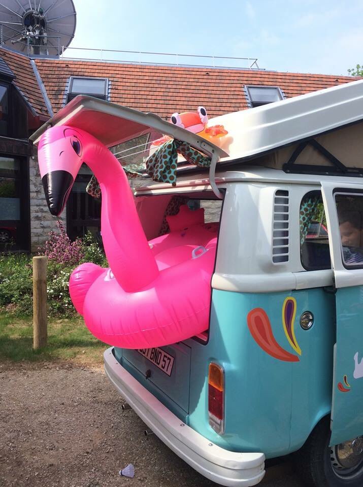 SamuelPeltier's tweet photo. 🌸✌🏻GROOVY BABY! 🌼🎵☮️ Le #Festivan de France 3 BFC t’emmène sur les routes des festivals... en mode camping 🚙🎸⛱ @AudeSillans prend le volant du combi dès jeudi 10 mai direction Festival Rolling Saône ✌🏻😎🎶 LET’S GOOOO!!@F3FrancheComte @F3Bourgogne @RollingSaone https://t.co/ltQeMrKk4v