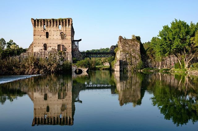 _andreacoro's tweet photo. Riflessi in quel di Borghetto sul Mincio #borghettosulmincio #riflessi #reflex #landscape #littletown #water #mincio #fiume #river #italy #visititaly #visitveneto #veneto #whatitalyis #colors #photography #photographer #fujifilm #xt1 #xf23 #proneghi #blu #cielo #sky #igersit… https://t.co/IzQhlcMj6c