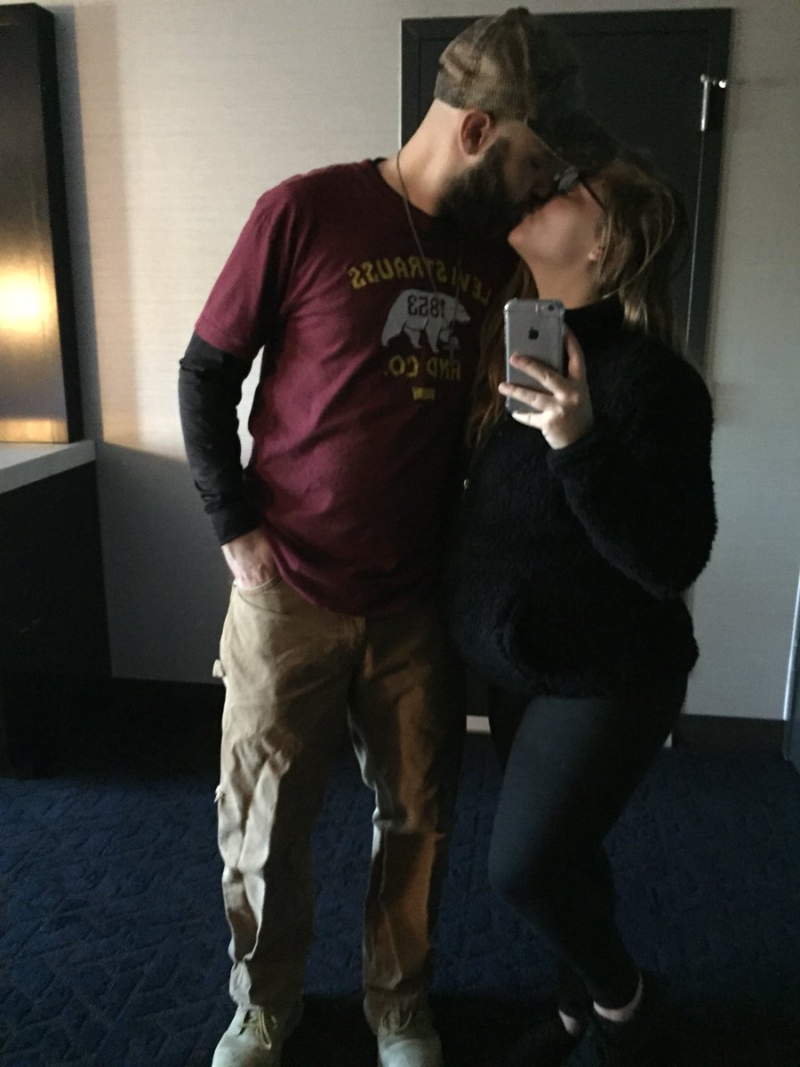ThatOneGuyy33's tweet photo. this is perfect, come kiss me one more time. 😏😘 https://t.co/M8K6xzd1J2
